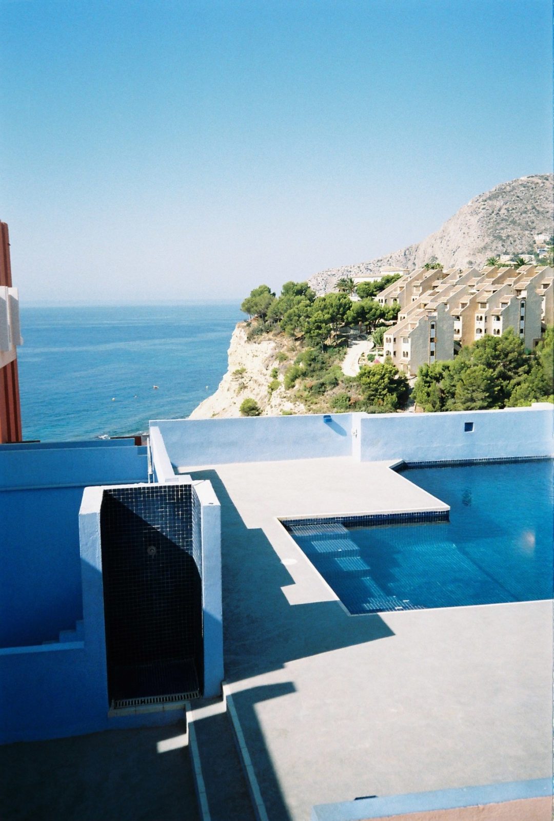 Constructivism and color: The Muralla Roja of Calpe by Bofill.
